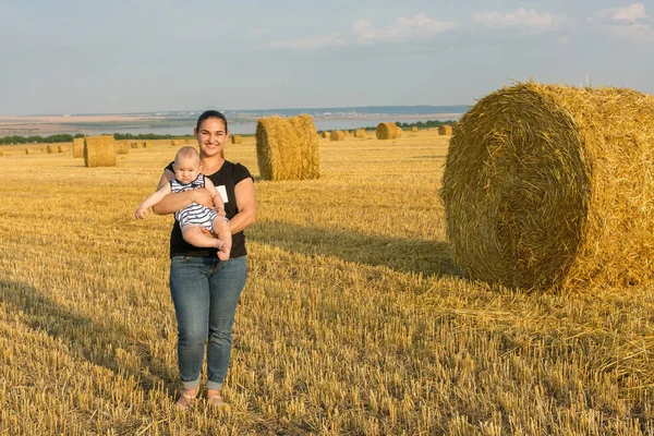 Gyermek Anya Búzában — Stock Fotó