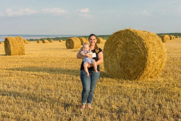 Gyermek Anya Búzában — Stock Fotó