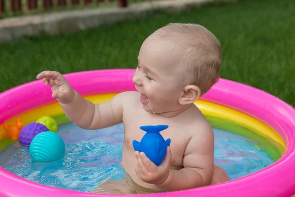 Маленький Ребенок Купается Бассейне Надувной Детский Бассейн Летом — стоковое фото