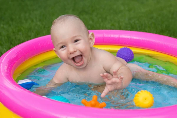 Bambino Piccolo Sta Facendo Bagno Una Piscina Piscina Gonfiabile Bambini — Foto Stock