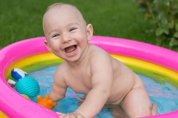 Uma Criança Pequena Está Tomando Banho Uma Piscina Piscina Inflável — Fotografia de Stock