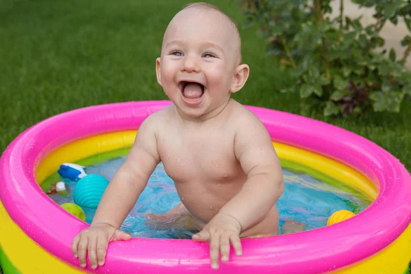 Małe Dziecko Kąpieli Basenie Nadmuchiwany Basen Dla Dzieci Lecie — Zdjęcie stockowe