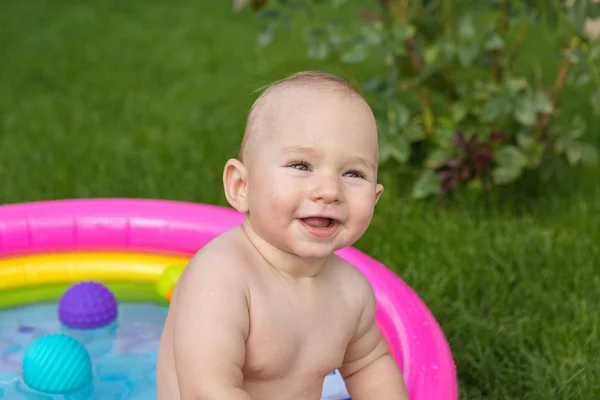 Małe Dziecko Kąpieli Basenie Nadmuchiwany Basen Dla Dzieci Lecie — Zdjęcie stockowe