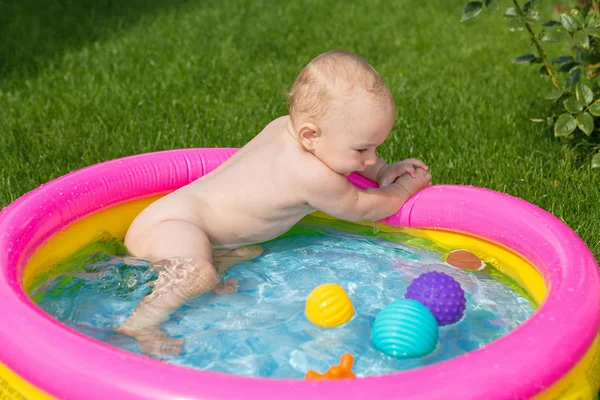 Uma Criança Pequena Está Tomando Banho Uma Piscina Piscina Inflável — Fotografia de Stock