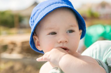 Küçük bir çocuk havuzda banyo yapıyor, yazın şişme çocukların şişme havuzunda.