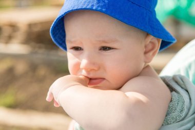 Küçük bir çocuk havuzda banyo yapıyor, yazın şişme çocukların şişme havuzunda.