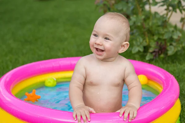 Uma Criança Pequena Está Tomando Banho Uma Piscina Piscina Inflável — Fotografia de Stock