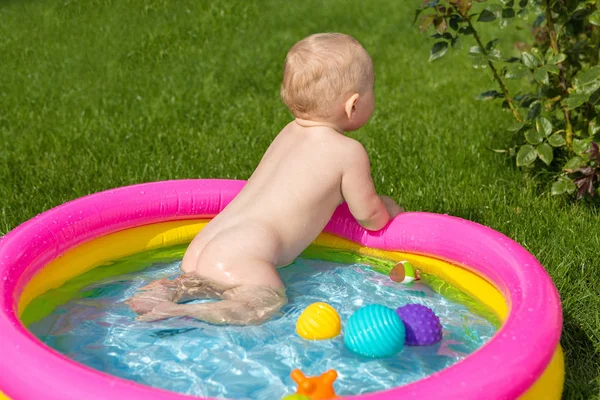 Niño Pequeño Está Bañando Una Piscina Piscina Inflable Los Niños — Foto de Stock
