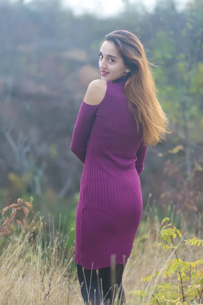 Dívka Lila Šaty Přírodu Podzimní Krásné Sexy Portrét — Stock fotografie
