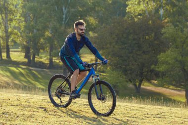 Bisikletçi şort ve jersey bir hava süspansiyon çatal ile modern karbon hardtail bisikletle