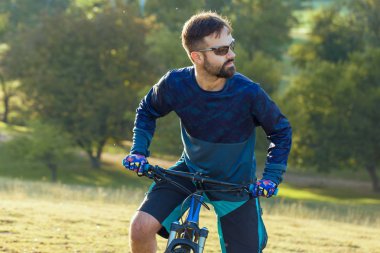 Bisikletçi şort ve jersey bir hava süspansiyon çatal ile modern karbon hardtail bisikletle