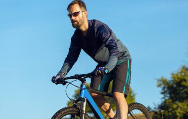 Bisikletçi şort ve jersey bir hava süspansiyon çatal ile modern karbon hardtail bisikletle