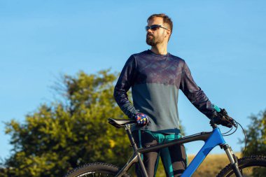 Bisikletçi şort ve jersey bir hava süspansiyon çatal ile modern karbon hardtail bisikletle