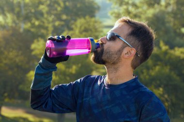 Bisikletçi şort ve jersey bir hava süspansiyon çatal ile modern karbon hardtail bisikletle