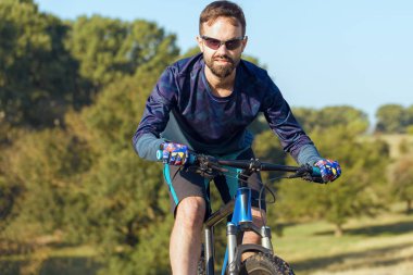 Bisikletçi şort ve jersey bir hava süspansiyon çatal ile modern karbon hardtail bisikletle