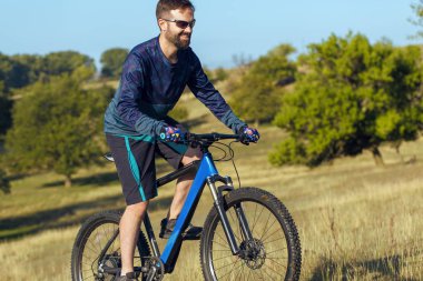 Bisikletçi şort ve jersey bir hava süspansiyon çatal ile modern karbon hardtail bisikletle