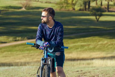 Bisikletçi şort ve jersey bir hava süspansiyon çatal ile modern karbon hardtail bisikletle