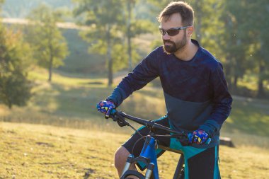 Bisikletçi şort ve jersey bir hava süspansiyon çatal ile modern karbon hardtail bisikletle