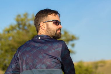 Bisikletçi şort ve jersey bir hava süspansiyon çatal ile modern karbon hardtail bisikletle