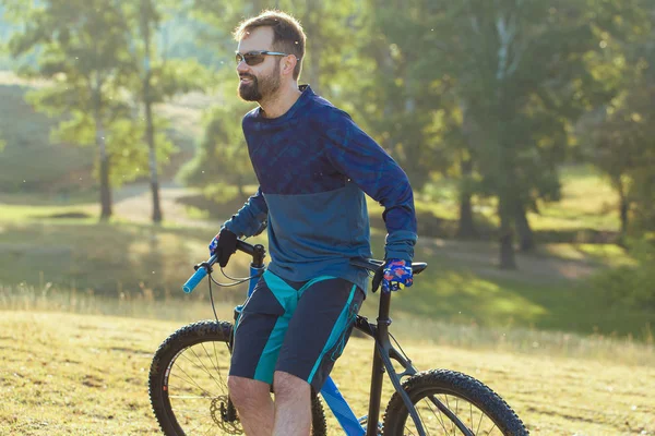 Ciclista Pantaloncini Jersey Una Moderna Bici Hardtail Carbonio Con Forcella — Foto Stock