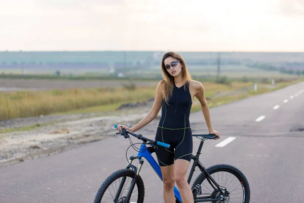 Chica Una Bicicleta Montaña Campo Abierto Hermoso Retrato Ciclista Atardecer — Foto de Stock