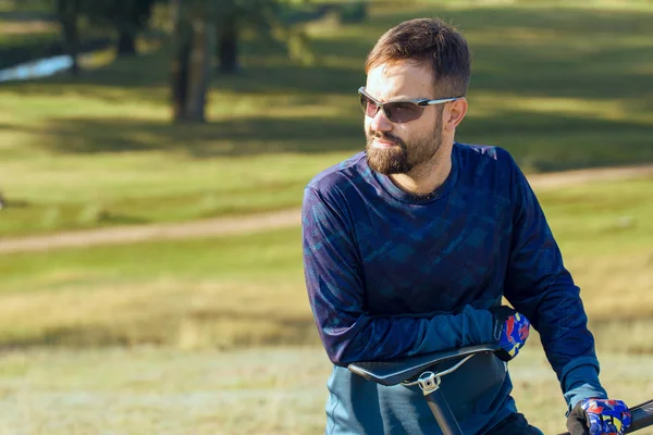 Radler Kurzen Hosen Und Trikot Auf Einem Modernen Carbon Hardtail — Stockfoto