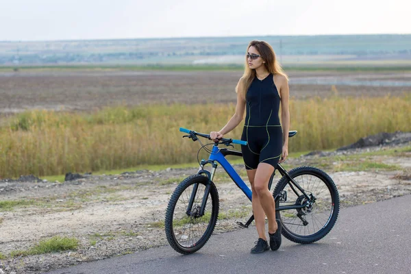 Chica Una Bicicleta Montaña Campo Abierto Hermoso Retrato Ciclista Atardecer — Foto de Stock