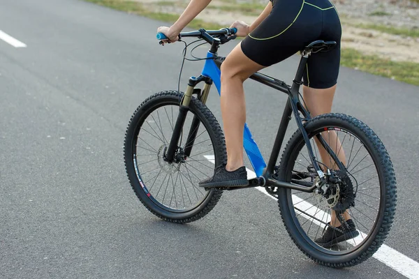 Mädchen Auf Einem Mountainbike Gelände Schönes Porträt Eines Radfahrers Bei — Stockfoto