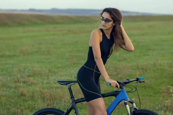 Mädchen Auf Einem Mountainbike Gelände Schönes Porträt Eines Radfahrers Bei — Stockfoto