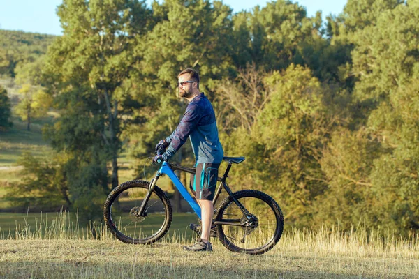 Cyklist Shorts Och Jersey Moderna Kol Hardtail Cykel Med Luft — Stockfoto