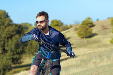 Bisikletçi şort ve jersey bir hava süspansiyon çatal ile modern karbon hardtail bisikletle