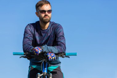 Bisikletçi şort ve jersey bir hava süspansiyon çatal ile modern karbon hardtail bisikletle