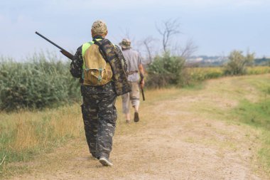 Bir Alman drathaar ve İspanyol, köpeklerle ava güvercin ile avcılar