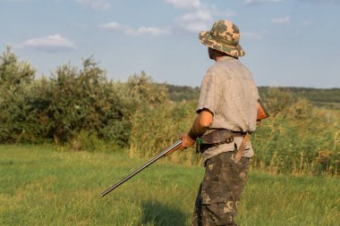 Bir Alman drathaar ve İspanyol, güvercin ile yansıtıcı yelek köpeklerde avcılık avcı
