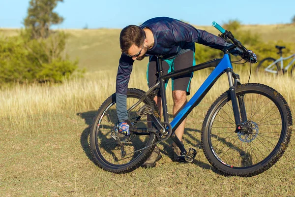 Cyklista Šortkách Dres Moderní Karbonové Kolo Hardtail Vzduchem Odpružená Vidlice — Stock fotografie