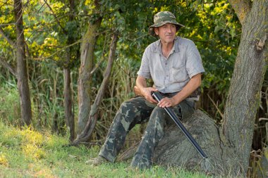 Bir Alman drathaar ve İspanyol, güvercin ile yansıtıcı yelek köpeklerde avcılık avcı