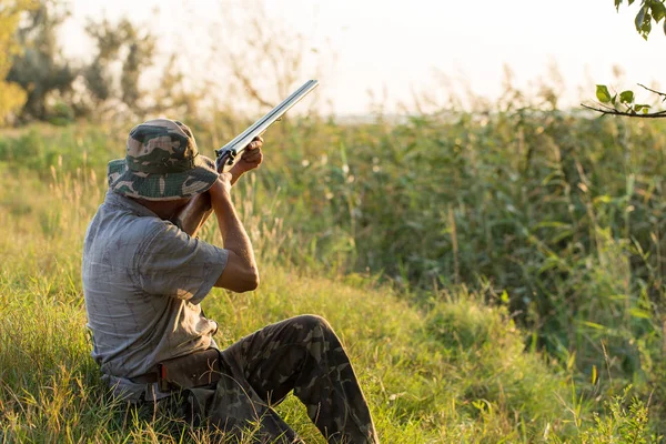 Jäger Mit Deutschem Drathaar Und Spaniel Taubenjagd Mit Hunden Reflektierenden — Stockfoto