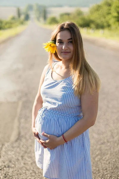 Chica Embarazada Girasoles Chica Feliz Esperando Bebé — Foto de Stock