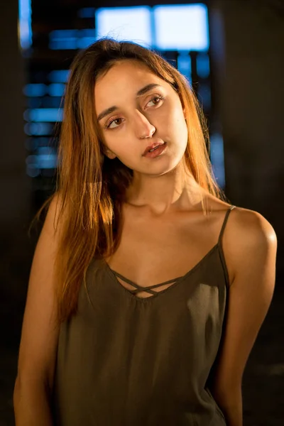 Menina Vestido Leve Nas Tiras Menina Grunge Sexy Sensualmente — Fotografia de Stock