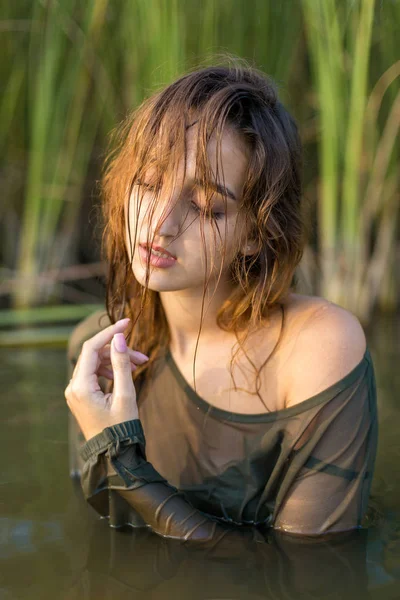 Retrato Verão Uma Menina Nadadora Retrato Emocional Uma Menina Água — Fotografia de Stock