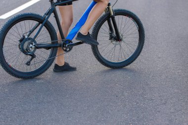 Kız bir dağ bisikleti offroad, güzel günbatımı, adlı bir bisikletçi portresi üzerinde açık Fitness kız bir modern karbon fiber dağ bisikleti sürmek..