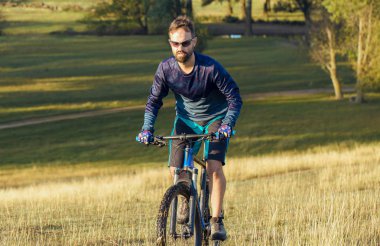 Bisikletçi şort ve jersey bir hava süspansiyon çatal ile modern karbon hardtail bisikletle