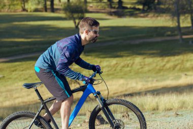 Bisikletçi şort ve jersey bir hava süspansiyon çatal ile modern karbon hardtail bisikletle