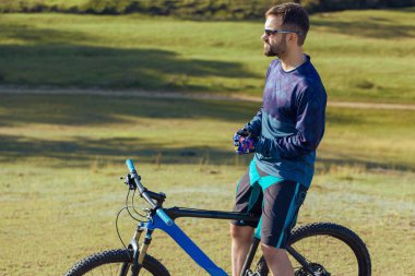 Bisikletçi şort ve jersey bir hava süspansiyon çatal ile modern karbon hardtail bisikletle