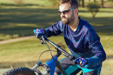 Bisikletçi şort ve jersey bir hava süspansiyon çatal ile modern karbon hardtail bisikletle