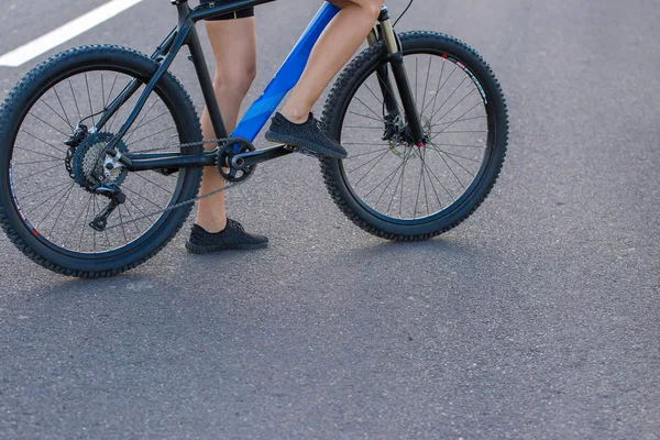 Chica Una Bicicleta Montaña Campo Abierto Hermoso Retrato Ciclista Atardecer —  Fotos de Stock