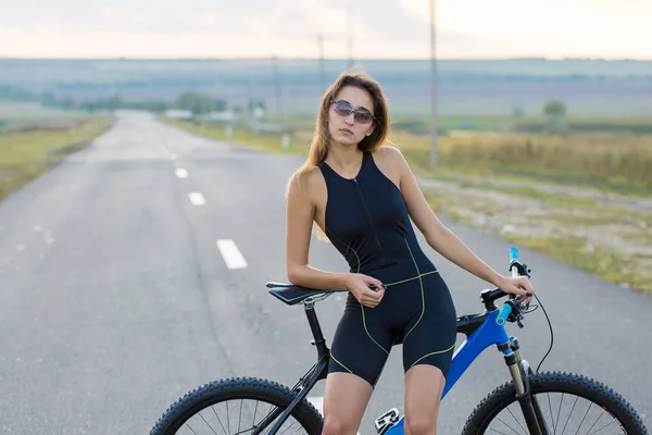 Kız Bir Dağ Bisikleti Offroad Güzel Günbatımı Adlı Bir Bisikletçi — Stok fotoğraf