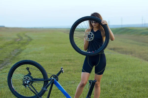 Fille Sur Vtt Hors Route Beau Portrait Cycliste Coucher Soleil — Photo