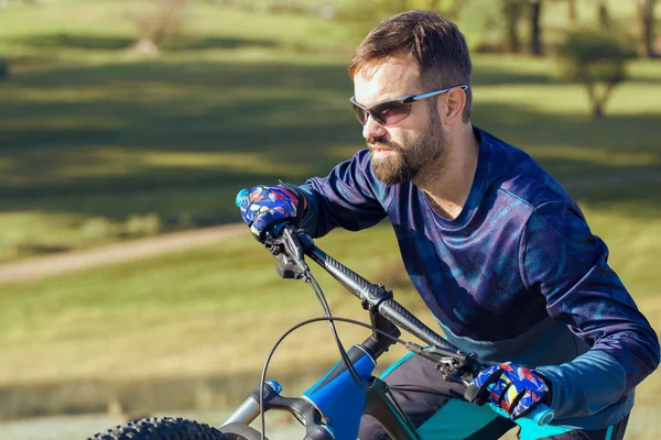 ショート パンツとジャージ 空気懸濁液のフォークが付いている現代炭素ハードテイル バイクでサイクリスト — ストック写真