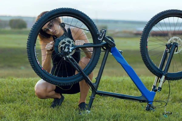 オフロード 日没で サイクリストの美しい肖像画にマウンテン バイクの少女フィットネス女の子の乗り物現代炭素繊維マウンテン バイク — ストック写真